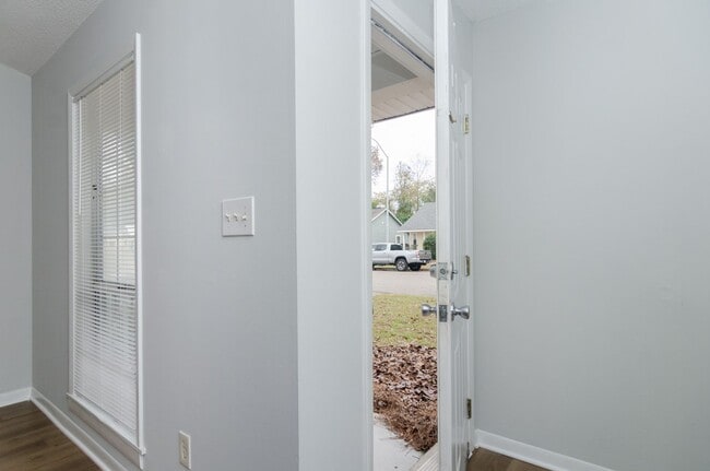 Building Photo - 818 Varsity Dr