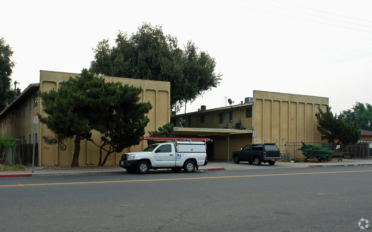 Primary Photo - 127 S Barton Ave