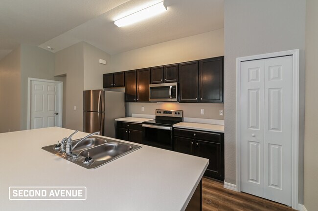 Building Photo - 437 Redwing St