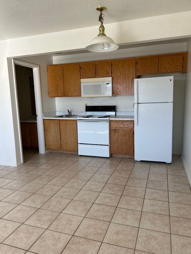 Building Photo - One Bedroom Smokey Lane Condo - Upper Unit