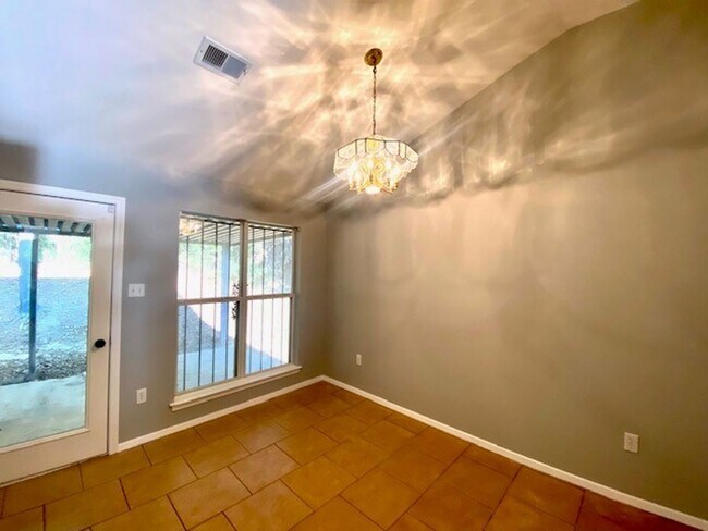 Foto del edificio - ****JUST REDUCED****5654 April Drive South...