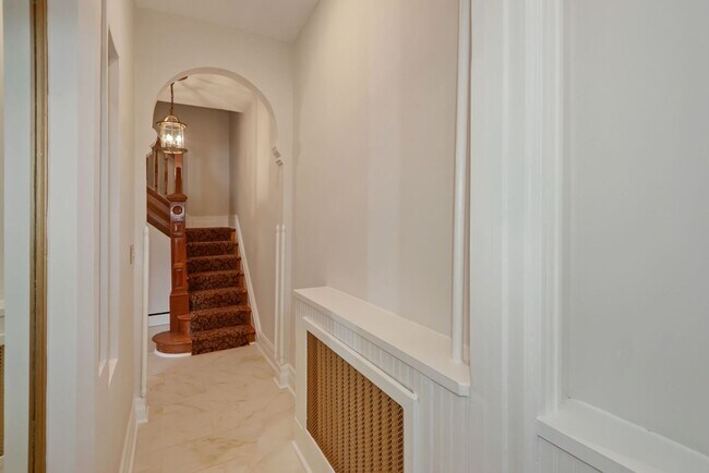 Photo - 3 Bed 2.5 Bathroom - Capitol Hill Rowhome - Driveway For Parking