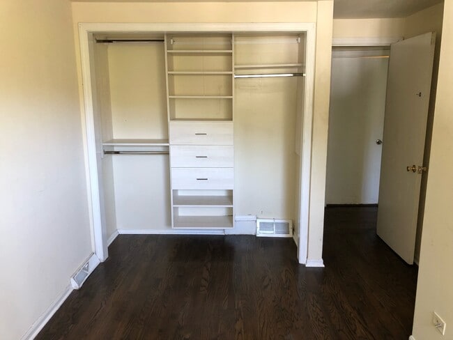 built in closets - 1415 W Devon Ave Apartments