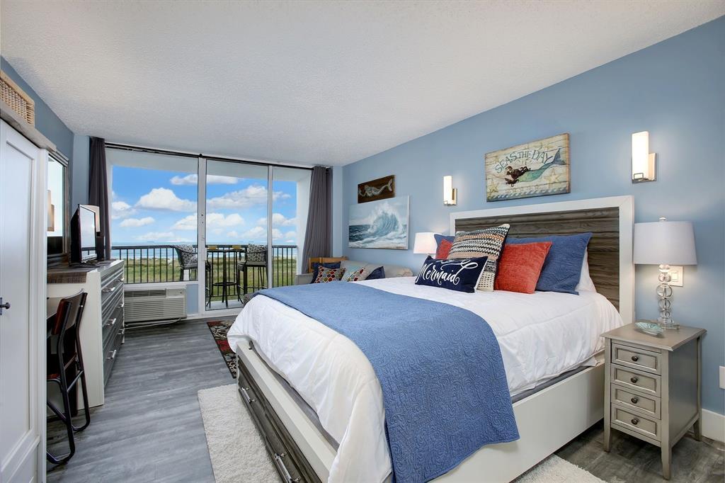 Foto principal - 415 E Beach Dr