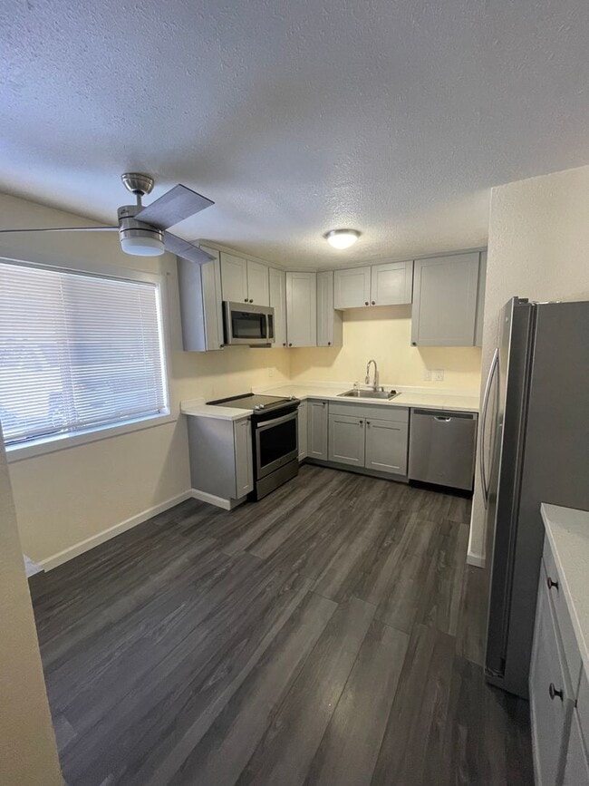 Building Photo - Downstairs Unit - Convenient Location - Re...