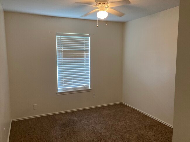 Foto del edificio - 15210 Oaks West Dr