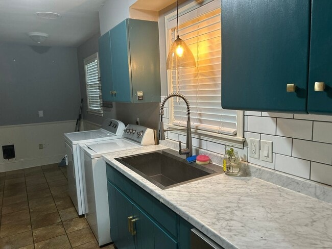 Building Photo - Welcome to this charming 3 bedroom, 1.5 bathroom home in Colonial Acres.