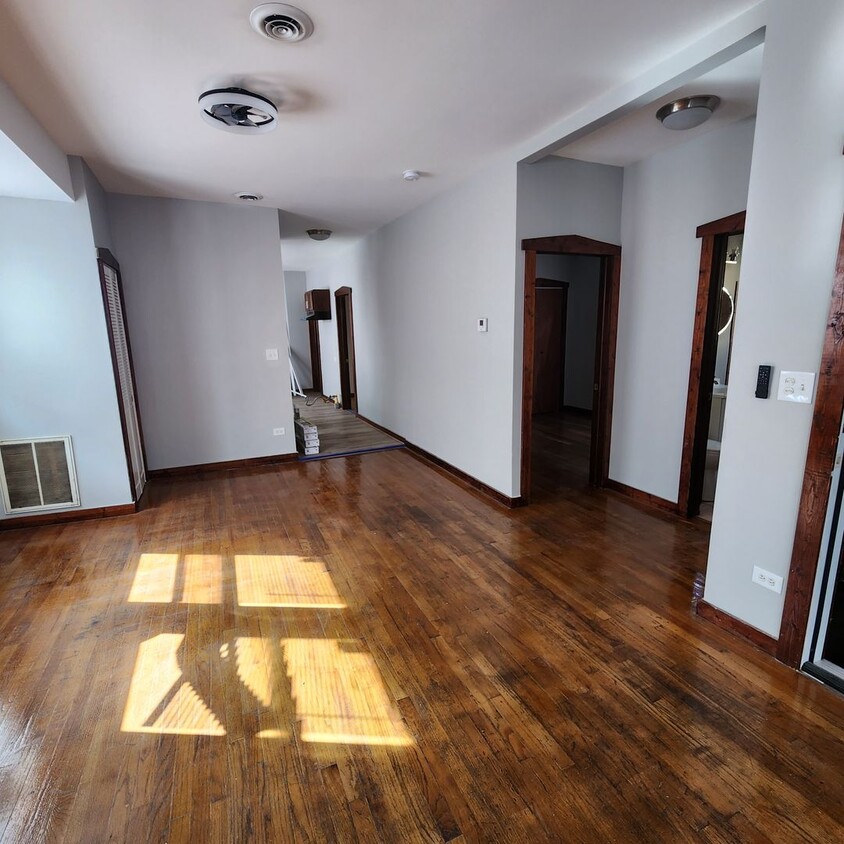 Foto principal - Move In Specials! Spacious 3 Bedroom, 2 Fu...