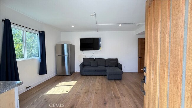Foto del edificio - 7257 Wilbur Ave