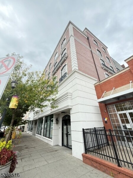 Building Photo - 53 W Palisade Ave