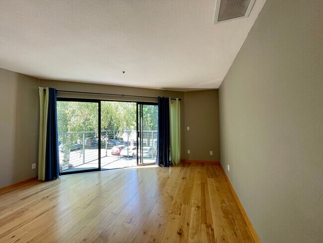Foto del edificio - Great NW 1 Bedroom 1 Bath Loft Condo - W/D, Assigned Parking, Community Pool!