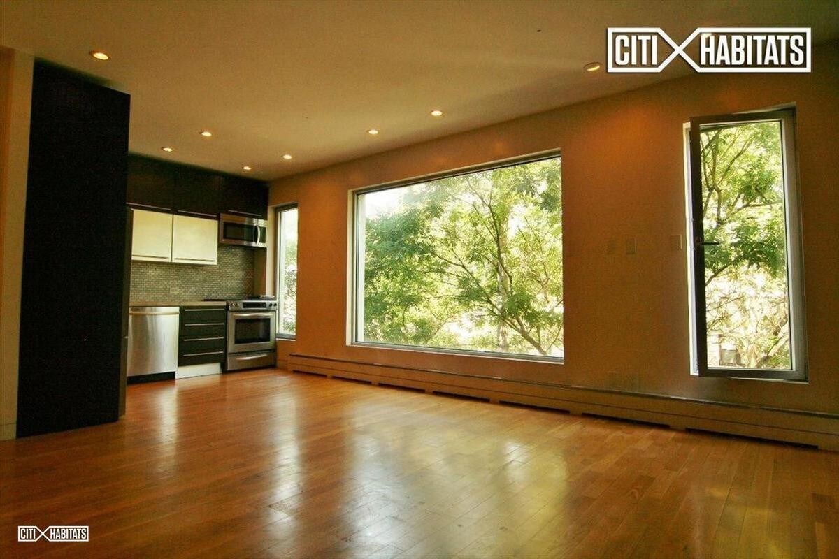 Living/Dining - 235 N Henry St