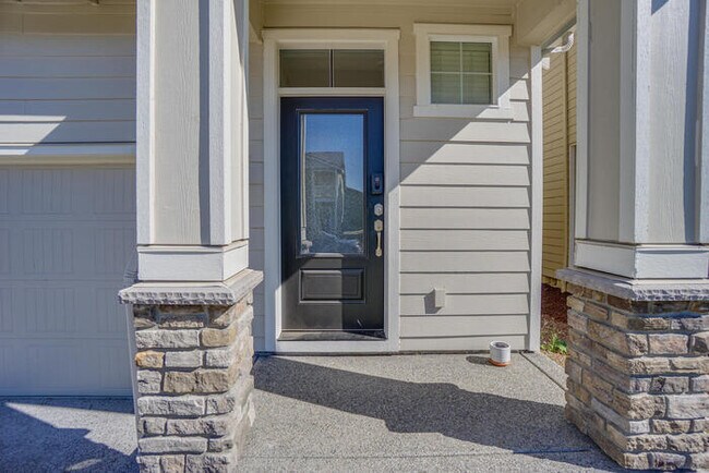 Building Photo - NEWER THREE BEDROOM IN ORCHARDS