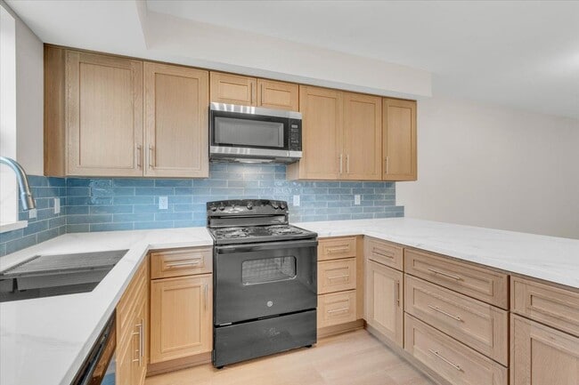 Foto del edificio - 7134 Yarmouth Ave