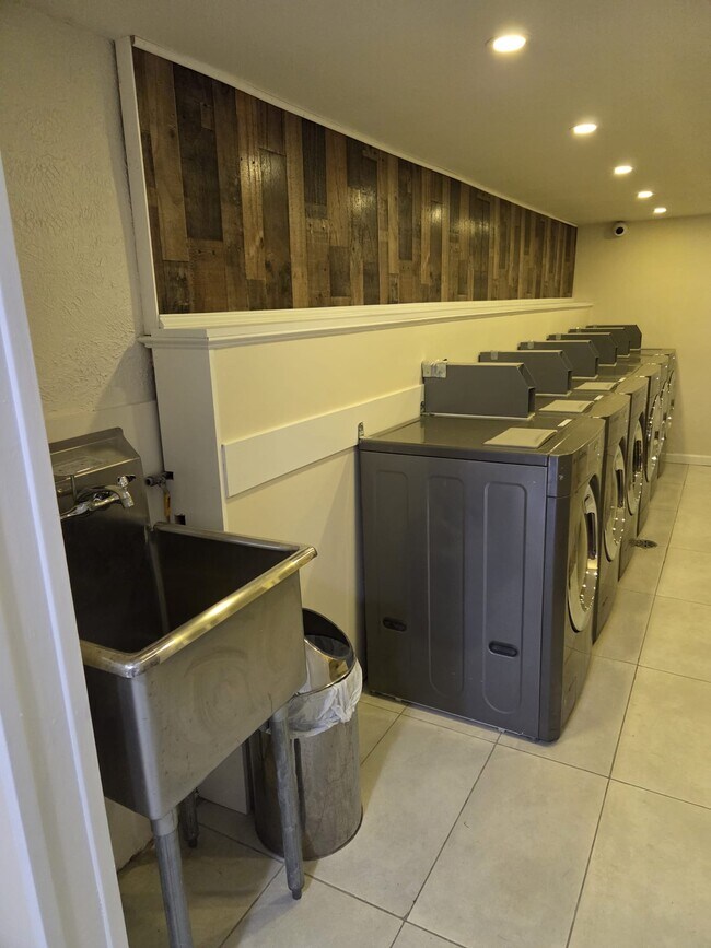 Área de lavadora y secadora - 762-764 Madison Ave