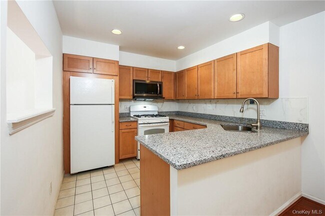 Building Photo - 599 Midland Ave