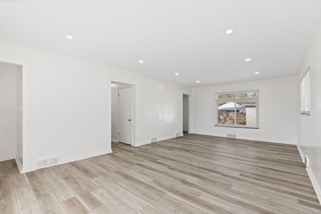 Building Photo - Updated 3 Bedroom Home for Rent with Garage & Fenced Yard