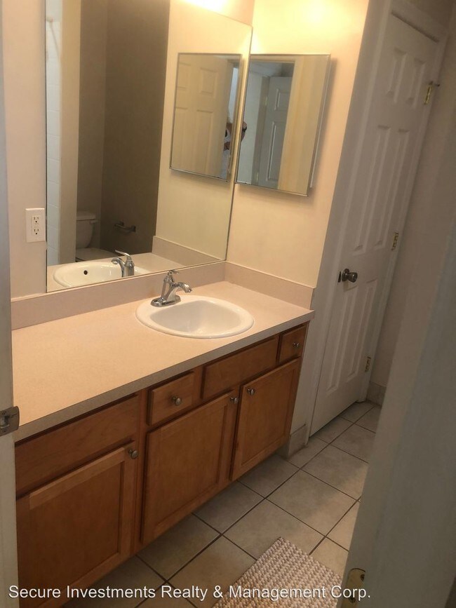 Foto del edificio - 2 br, 2.5 bath House - 889 NW 21st Avenue