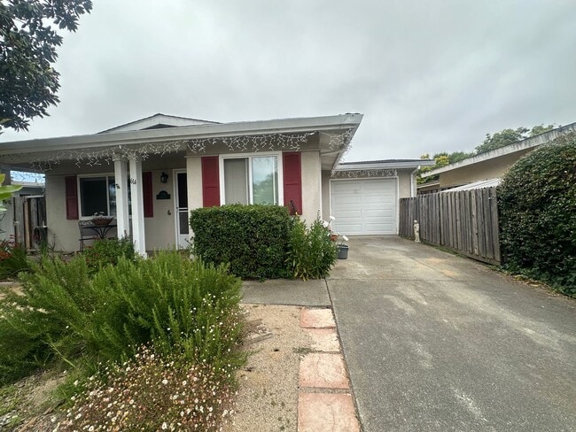 Building Photo - Cute 2 bedrooom/1.5 bath with Bonus room i...