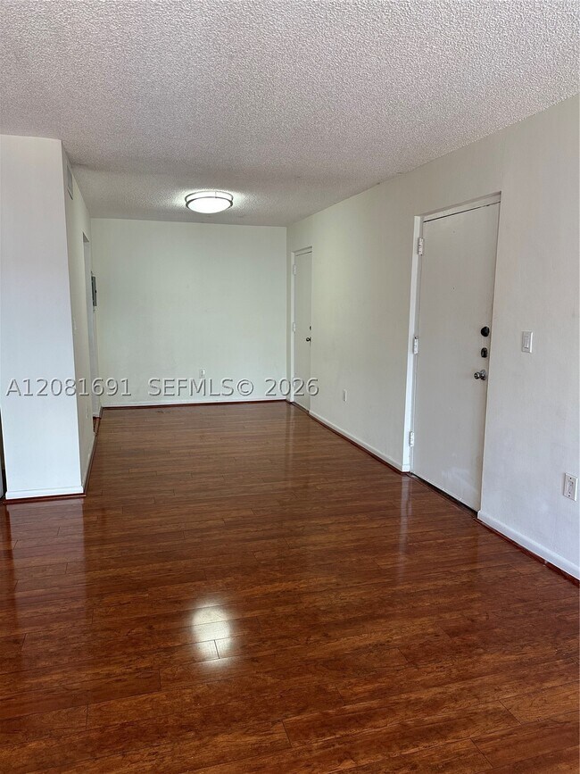 Foto del edificio - 10818 N Kendall Dr