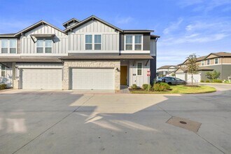 Building Photo - 1015 Vista View Dr