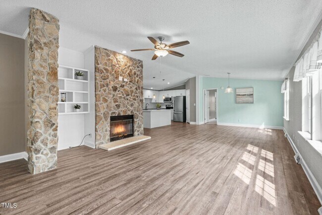 Building Photo - Available Now! Renovated 3 Bed, 2 Ba in Pr...