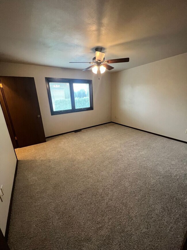 Building Photo - Two bedroom condo close to Hoover Middle S...