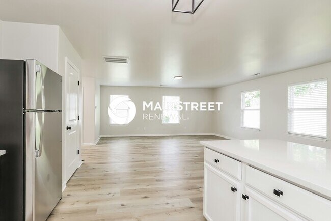 Foto del edificio - 3 Bedroom Pet-Friendly Home in BURLINGTON,...