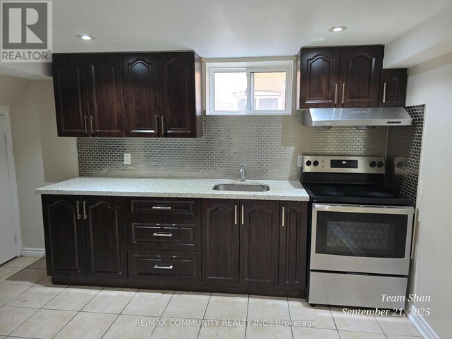 Building Photo - 122 Kitchener Rd
