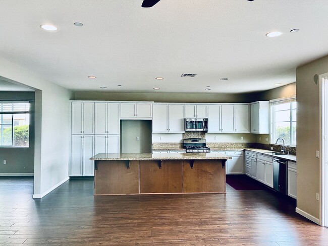 Building Photo - Charming 5 Bedroom 3 Bathroom Home with So...