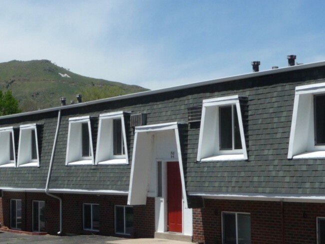 Building Photo - Bright & Private 1-Bedroom Retreat in the ...