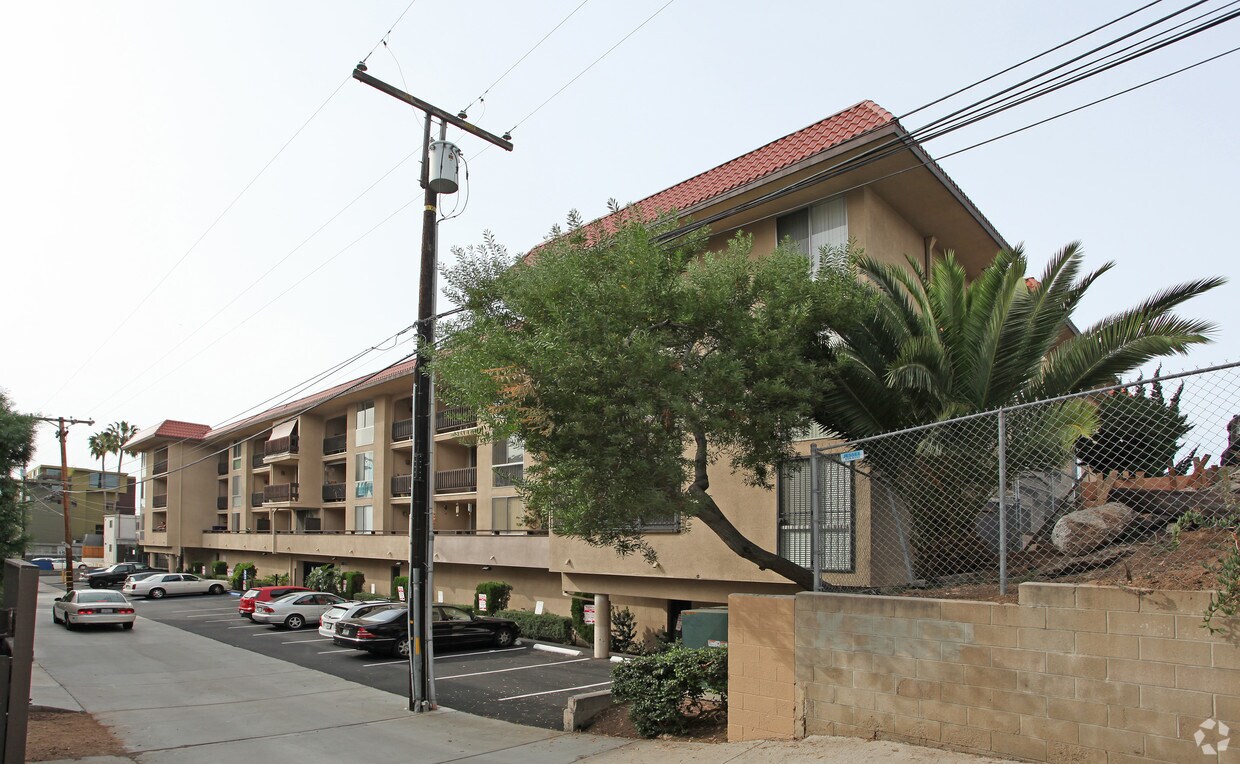 Building Photo - Loma Cresta