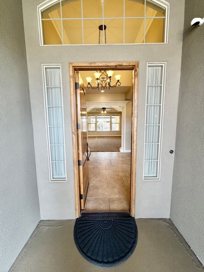 Building Photo - Beautiful 3 bed plus den 2 bath Home!