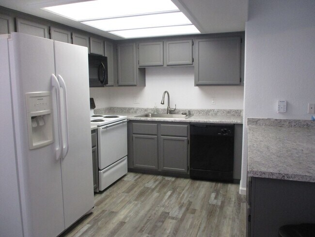 Building Photo - Updated Rock Springs II Condo!