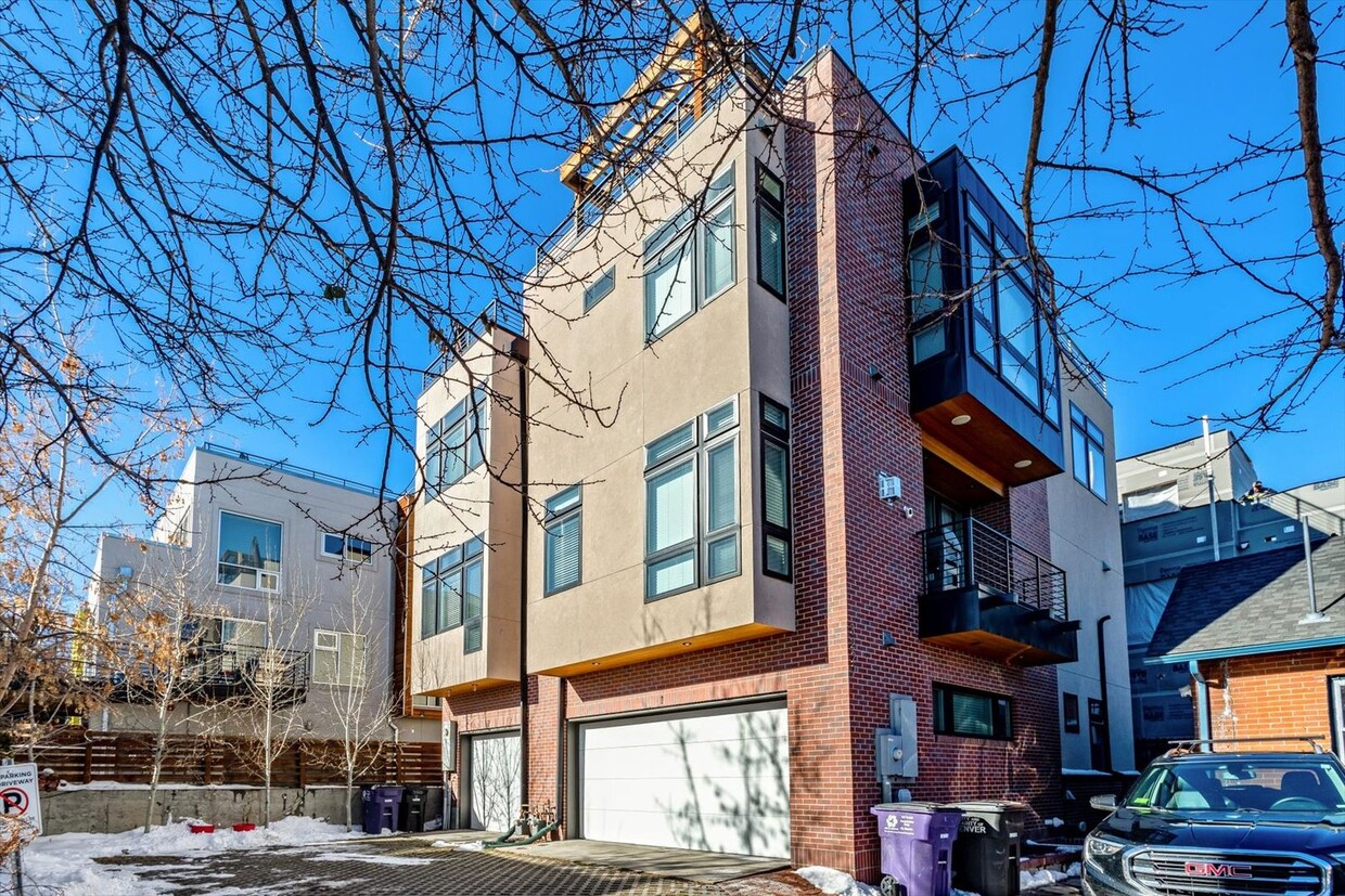 Foto principal - 4-Story Furnished 2BD, 2.5BA LoHi Townhome...