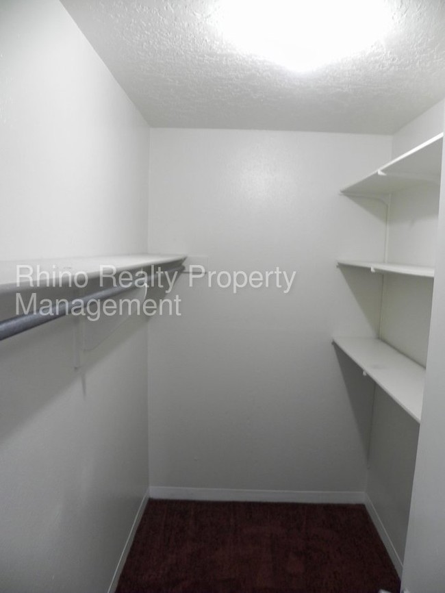 Building Photo - 2 Bedroom, 1.5 Bathroom Available!