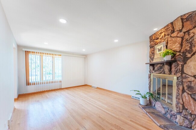 Foto del edificio - 6210 W 64th St