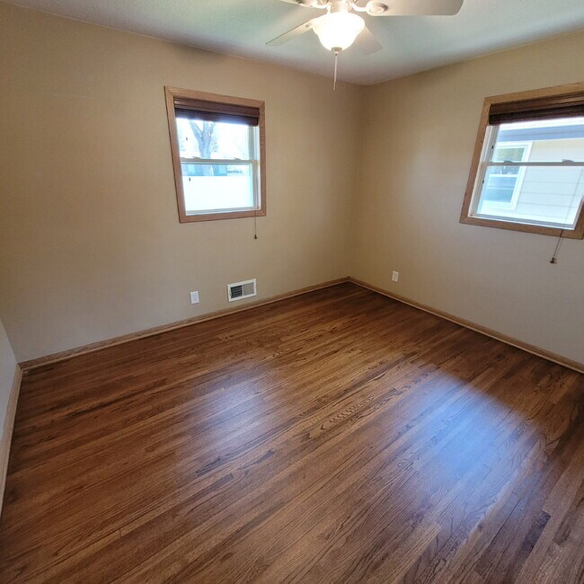 Foto del edificio - "Charming 3-Bed Home with Finished Basement & Gleaming Hardwood Floors in Shakopee!"