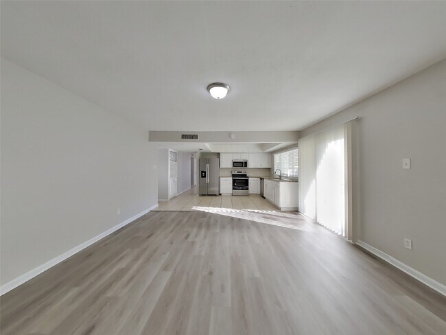 Foto del edificio - 5655 Hardwood Forest Dr