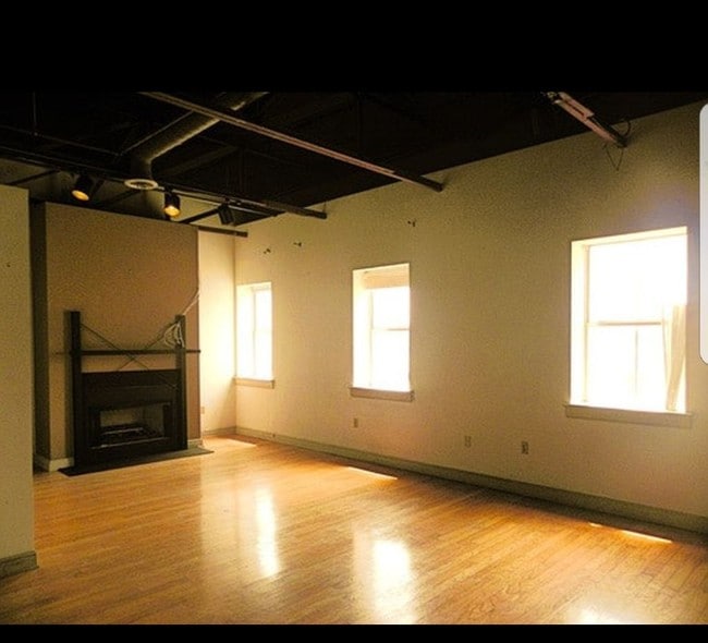 Building Photo - 319 N Mesquite St
