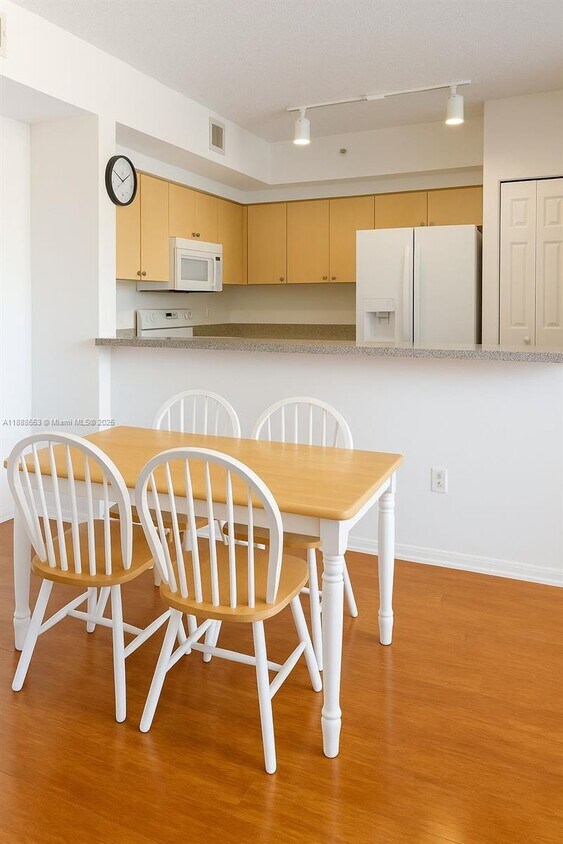 Foto principal - 8040 N Nob Hill Rd