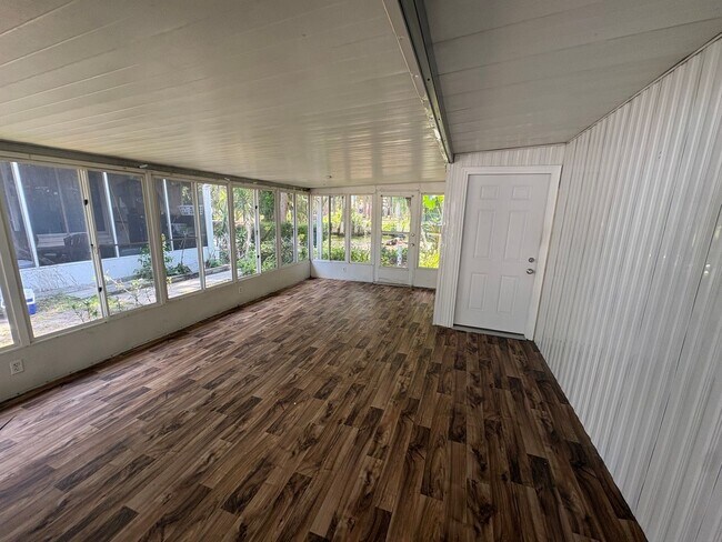 Building Photo - Tavares 1 Bed 1 Bath Waterfront Mobile Home