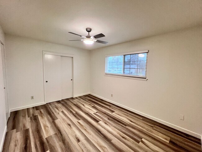 Foto del edificio - $2,495 Sierra & Cedar, 4 bedroom House - Fresno / Spacious Backyard / Fresh Paint / New Floors