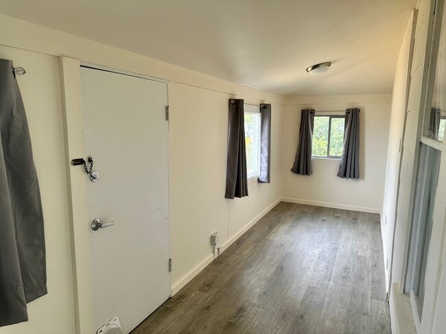 Building Photo - PRE-LEASING: Available Late September 2025...