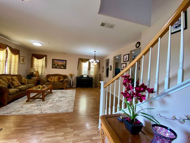 Building Photo - RB 4S Ranch 4br/2.5bath/yard/Garage Granit...