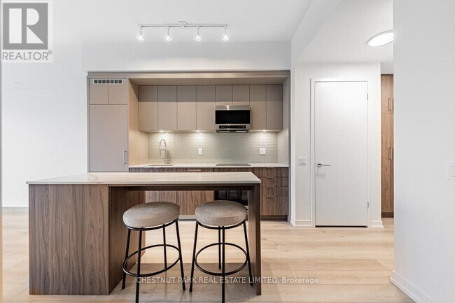 Building Photo - 863 St Clair Ave W