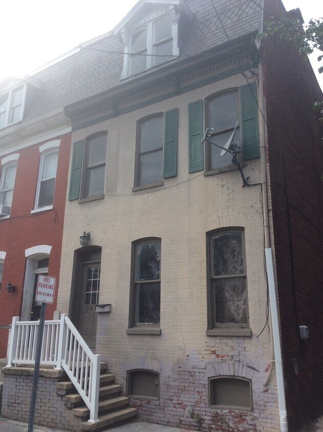 Foto principal - Renovated and Spacious 4 Bedroom 1.5 Bath ...