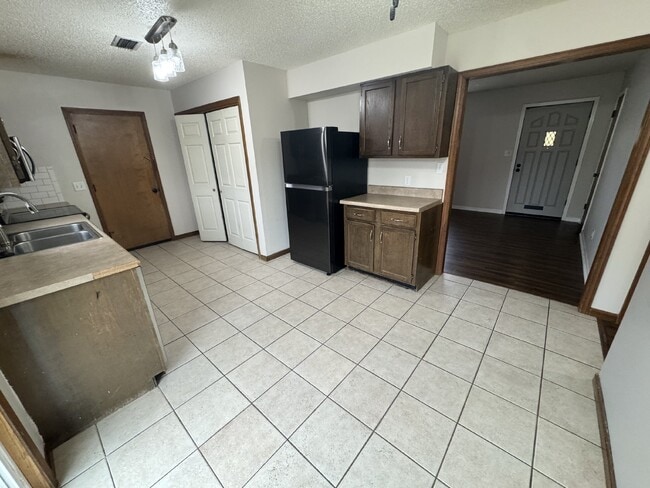 Building Photo - Enjoy the charm of this 2 bedroom, 1 bathroom house.