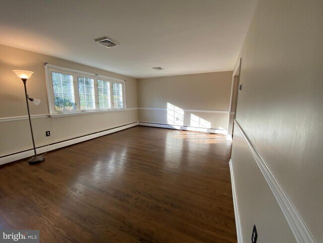 Building Photo - 1300 Green Tree Ln