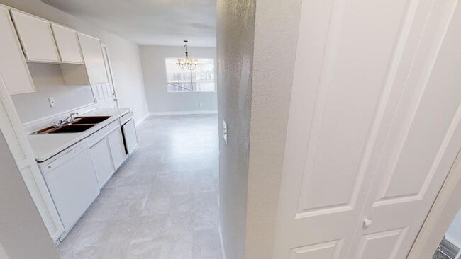Building Photo - 1307 Rushmore Dr